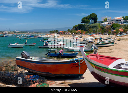 Le Portugal, l'Algarve, Lagos, des bateaux de pêche dans l'estuaire Banque D'Images
