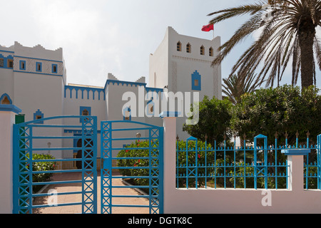 Sur la Plaza de Espana à la ville de Sidi Ifni, côte atlantique du Maroc Banque D'Images