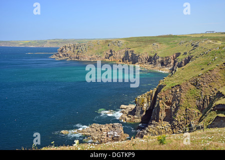 Côte Rocheuse à Land's End, Cornwall, Péninsule de Penwith, Angleterre, Royaume-Uni Banque D'Images