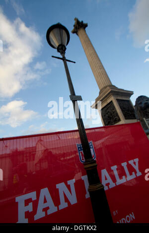 Trafalgar Square, Londres, Royaume-Uni. 25 octobre 2013. Les préparatifs en cours pour obtenir un ventilateur NFL rally le 26 octobre, alors que plus de 40 000 fans de football américain sont attendus pour participer à un événement d'avant match à Trafalgar Square qui mettra en vedette des apparitions spéciales par les entraîneurs, les joueurs et meneurs d'avance entre les 49ers de San Fancisco et les Jacksonville Jaguars au stade de Wembley le 27 octobre Crédit : amer ghazzal/Alamy Live News Banque D'Images