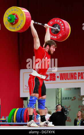 Wroclaw, Pologne. 25 octobre, 2013. Champion du monde Apti Aukhadov (RUS) Hommes 85 kg au cours d'un groupe au final aux Championnats du monde d'Haltérophilie IWF 2013 à Wroclaw, en Pologne, le vendredi 25 octobre, 2013. Credit : Piotr Zajac/Alamy Live News Banque D'Images