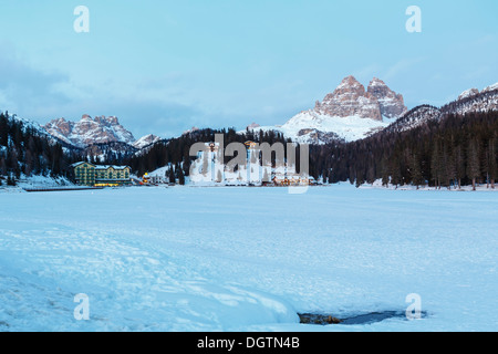 Beau lac alpin d'hiver gelé jusqu'à Misurina AURONZO di Cadore (Italie) Banque D'Images