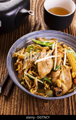 Nouilles sautées au poulet Banque D'Images