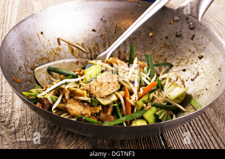 Avec poulet sauté aux légumes sautés au wok Banque D'Images