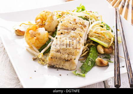 Pêcher avec un sauté de nouilles frites Banque D'Images