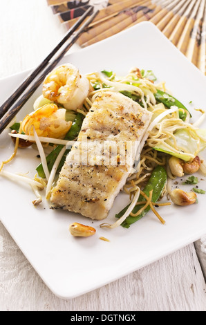 Poisson frit avec des nouilles et légumes Banque D'Images