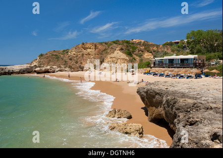 Le Portugal, l'Algarve, une petite crique près de Albufeira Banque D'Images