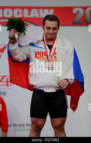 Wroclaw, Pologne. 25 octobre, 2013. Artem Okoulov (RUS) sur le podium chez les hommes 85 KG un groupe au final aux Championnats du monde d'Haltérophilie IWF 2013 à Wroclaw, en Pologne, le vendredi 25 octobre, 2013. Credit : Piotr Zajac/Alamy Live News Banque D'Images