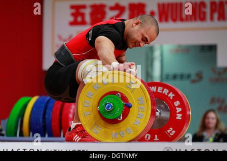 Wroclaw, Pologne. 25 octobre, 2013. Yoelmis Hernandez (CUB) au cours Men's 85 KG un groupe au final aux Championnats du monde d'Haltérophilie IWF 2013 à Wroclaw, en Pologne, le vendredi 25 octobre, 2013. Credit : Piotr Zajac/Alamy Live News Banque D'Images