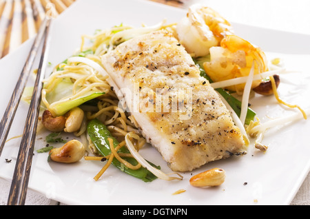 Sauté de légumes et de poissons avec des nouilles Banque D'Images