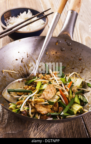 Poulet sauté aux légumes Banque D'Images