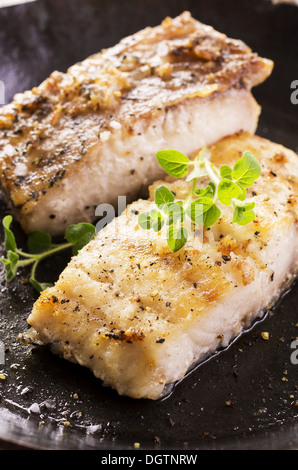 Filet de poisson dans la casserole. Banque D'Images