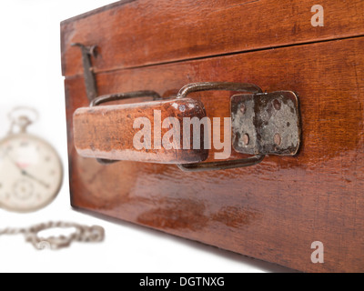 Ancienne valise en bois et montre de poche Banque D'Images