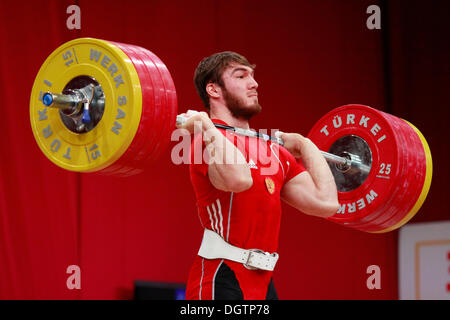 Wroclaw, Pologne. 25 octobre, 2013. Champion du monde Apti Aukhadov (RUS) Hommes 85 kg au cours d'un groupe au final aux Championnats du monde d'Haltérophilie IWF 2013 à Wroclaw, en Pologne, le vendredi 25 octobre, 2013. Credit : Piotr Zajac/Alamy Live News Banque D'Images