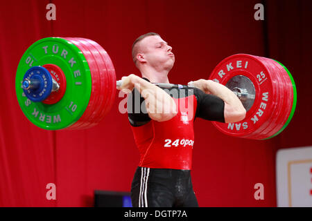 Wroclaw, Pologne. 25 octobre, 2013. Adrian Zielinski (POL) en 85 KG hommes un groupe au final aux Championnats du monde d'Haltérophilie IWF 2013 à Wroclaw, en Pologne, le vendredi 25 octobre, 2013. Credit : Piotr Zajac/Alamy Live News Banque D'Images