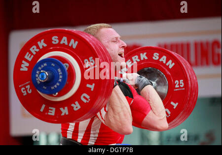 Wroclaw, Pologne. 25 octobre, 2013. Andrei Rybakou (BLR) pendant 85 KG hommes un groupe au final aux Championnats du monde d'Haltérophilie IWF 2013 à Wroclaw, en Pologne, le vendredi 25 octobre, 2013. Credit : Piotr Zajac/Alamy Live News Banque D'Images