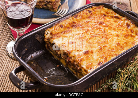 La moussaka dans la forme de cuisson Banque D'Images