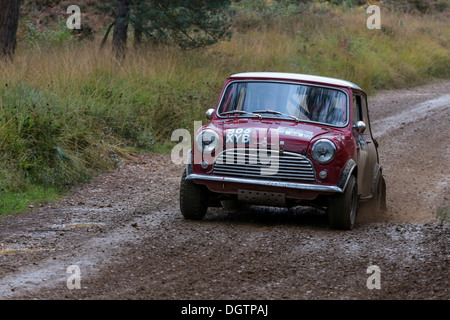 Morris Mini Cooper en prenant part à la Rallye Sunseeker Historique 2013 Banque D'Images