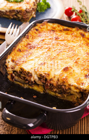 La moussaka en forme de cuisson Banque D'Images