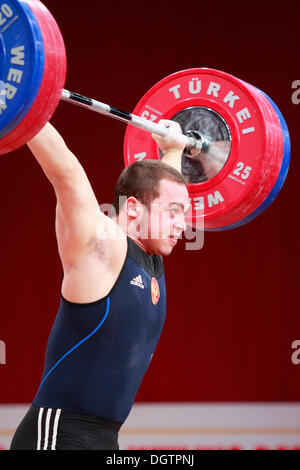Wroclaw, Pologne. 25 octobre, 2013. Artem Okoulov (RUS) Hommes 85 kg au cours d'un groupe au final aux Championnats du monde d'Haltérophilie IWF 2013 à Wroclaw, en Pologne, le vendredi 25 octobre, 2013. Credit : Piotr Zajac/Alamy Live News Banque D'Images