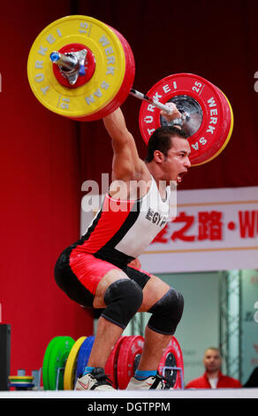Wroclaw, Pologne. 25 octobre, 2013. Yahia Fouad Tarek (EGY) pendant 85 KG hommes un groupe au final aux Championnats du monde d'Haltérophilie IWF 2013 à Wroclaw, en Pologne, le vendredi 25 octobre, 2013. Credit : Piotr Zajac/Alamy Live News Banque D'Images