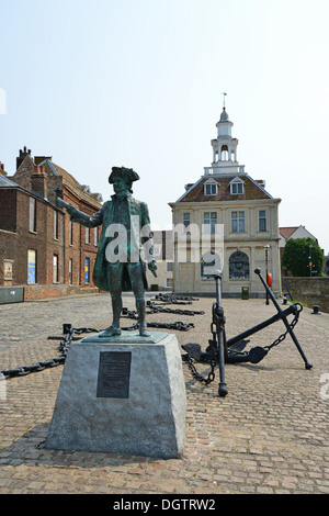 Le capitaine George Vancouver statue par 17e siècle, Custom House Quay Purfleet, King's Lynn, Norfolk, Angleterre, Royaume-Uni Banque D'Images