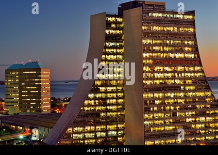 Brésil, Rio Grande do Sul : Bâtiment de l'Administration Centre de Rio Grande do Sul à Porto Alegre par nuit Banque D'Images