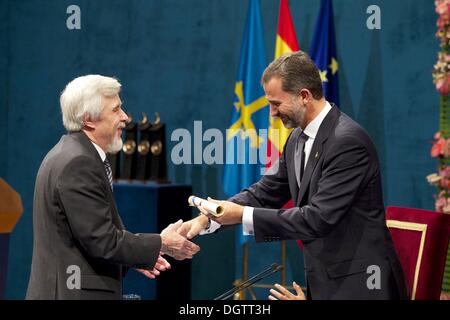 Oviedo, Espagne. 25 octobre, 2013. Le Prince Felipe d'Espagne 'livraison Prix du Prince des Asturies 2013' pour le scientifique allemand Rolf Heuer, directeur général du CERN lors de la cérémonie gala au Théâtre Campoamor, 25 octobre 2013 à Oviedo, Espagne. Crédit : Jack Abuin/ZUMAPRESS.com/Alamy Live News Banque D'Images