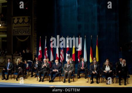 Oviedo, Espagne. 25 octobre, 2013. Golfeur espagnol Jose Maria Olazabal, Annie Leibovitz, photographe-écrivain espagnol Antonio Muñoz Molina, l'autrichien Michael Haneke, Saskia Sassen sociologue américano-danois, scientifique britannique Peter Higgs, François Englert et scientifique belge scientifique allemand Rolf Heuer, directeur général du CERN assister à la 'Prix du Prince des Asturies 2013 cérémonie de gala au Théâtre Campoamor, 25 octobre 2013 à Oviedo, Espagne. Crédit : Jack Abuin/ZUMAPRESS.com/Alamy Live News Banque D'Images