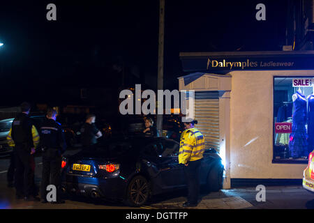 Poursuite policière se termine en crash, endommageant les entreprises locales à long Eaton, Nottingham Banque D'Images