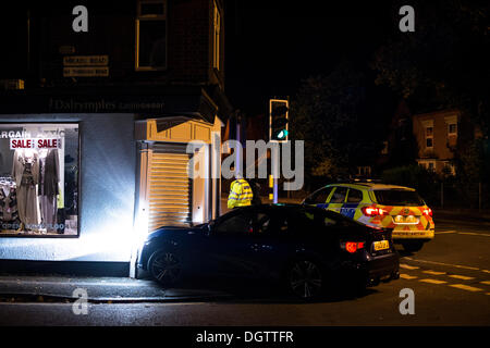 Poursuite policière se termine en crash, endommageant les entreprises locales à long Eaton, Nottingham Banque D'Images