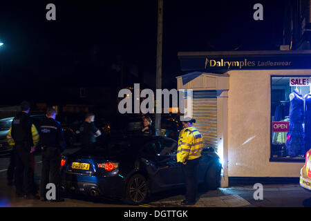 Poursuite policière se termine en crash, endommageant les entreprises locales à long Eaton, Nottingham Banque D'Images