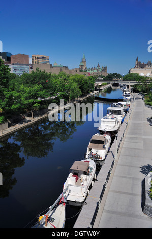 Vue sur le Canal Rideau, Ottawa, Canada, avec le parlement canadien dans l'arrière-plan Banque D'Images