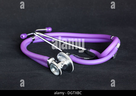 Stéthoscope sur fond noir Banque D'Images