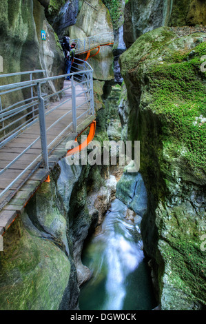Le superbe emplacement étroit canyon Gorges du Fier à Lovagny en France, l'image traitée en HDR Banque D'Images