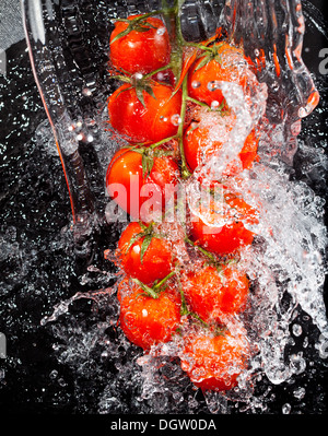 Direction générale des tomates dans les projections d'eau Banque D'Images