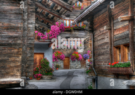 Chalets traditionnels en bois dans le pittoresque village de Evolene suisse dans le Val d'Herens. Imahe HDR transformés Banque D'Images