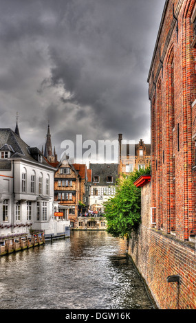 Les canaux et les bâtiments de Bruges, Belgique, image traitée en HDR Banque D'Images
