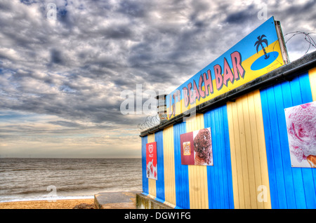 Un magasin de crème glacée avant de plage sur la plage de Clacton, Clacton-on-Sea, Essex. Traitement de l'image HDR Banque D'Images