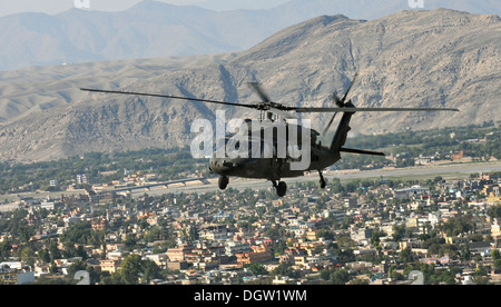 L'ARMÉE AMÉRICAINE UN UH-60L Black Hawk survole un village le 17 octobre 2013 dans la province de Nangarhar, en Afghanistan. Banque D'Images