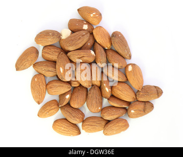 Amandes sur fond blanc, close-up Banque D'Images