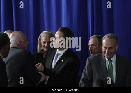 New York, New York, USA. 25 octobre, 2013. Le président Barak Obama visites P-Tech High School à Brooklyn N.Y.© 2013 Gov. Andrew Cuomo , Sen Charles Schumer, le maire Bloomberg © Bruce Cotler/Globe Photos/ZUMAPRESS.com/Alamy Live News Banque D'Images