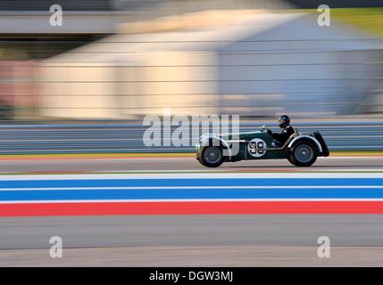 Austin, TX, USA. 25 octobre, 2013. 25 octobre 2013 : .Michael Jacobsen roulant # 99 1934 MG Magnette NA lors du championnat national de course Vintage pratique no 2 à Kyle Field à Austin, TX. © csm/Alamy Live News Banque D'Images