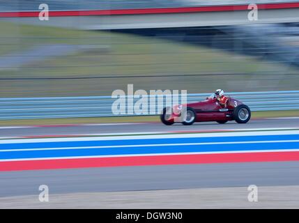 Austin, TX, USA. 25 octobre, 2013. 25 octobre 2013 : .Paddins Dowling roulant # 3 1939 Maserati 4CL lors du championnat national de course Vintage pratique à Kyle Field à Austin, TX. © csm/Alamy Live News Banque D'Images