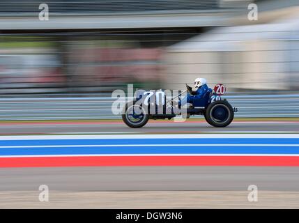 Austin, TX, USA. 25 octobre, 2013. 25 octobre 2013 : .Brian Blain roulant # 20 1911 Indy National au cours du championnat national de course Vintage pratique no 2 à Kyle Field à Austin, TX. © csm/Alamy Live News Banque D'Images