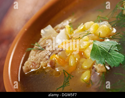 La soupe aux pois avec côtes de boeuf Banque D'Images