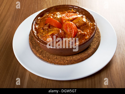 Chakhokhbili-chicke n avec tomates et oignons Banque D'Images