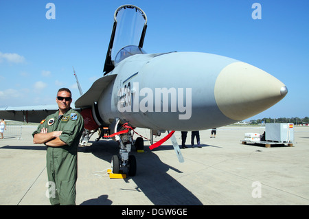 Mc-Donnell Douglas F-18 Hornet et pilote (Spanish Air Force) à la deuxième Malaga Air Show, l'Espagne, l'Europe de l'Ouest. Banque D'Images