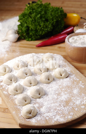 Les beignets de viande sur conseil de cuisine Banque D'Images