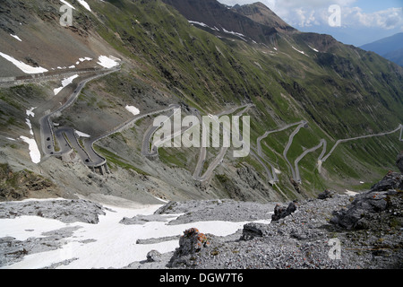 Route de la Serpentine dans les Alpes italiennes mène au col du Stelvio Banque D'Images